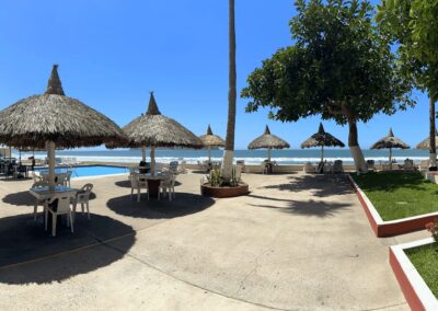 Imagen Galería Patio con salida a la playa y alberca Condominios Islas del Sol